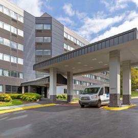 Clarion Hotel & Suites BWI Airport North，位于巴尔的摩的酒店