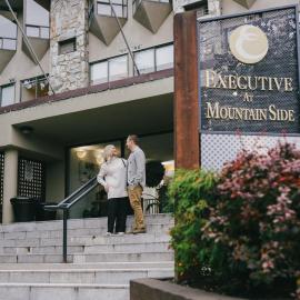 Mountain Side Hotel Whistler by Executive, hotell i Whistler