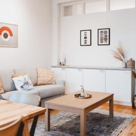 Central Top Floor Condo Overlooking Rooftops，位于赫尔辛基的酒店