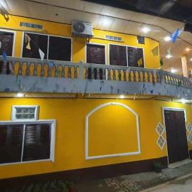 MR Mo Guest House, hotel en Along
