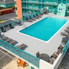 Beachside Resort Hotel، فندق في غولف شورز