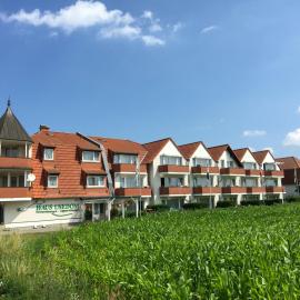 HAUS USEDOM Ferienwohnanlage mit Frühstücks-Restaurant gegenüber im Seeschlösschen, khách sạn ở Kolpinsee