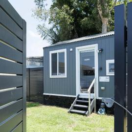Sweet beautiful TINY HOME with pool and 2 minute drive to the beach, hotel u gradu Volongong