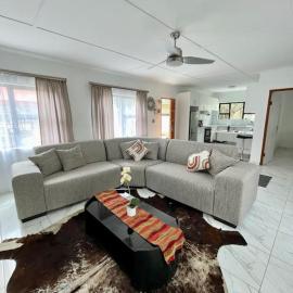 Luxury 1 Bdr Garden Cottage، فندق في ويندهوك
