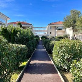 Modern Condo w Terrace 250m from Beach & Pool, hotel en Antibes