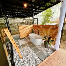 Cozy Tiny Home with Outdoor Hot Tub in City Center，位于达沃市的酒店