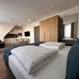 Hotel Schöne Aussicht, Stilvoll modern, direkt am Rüstersieler Hafen, hotel em Wilhelmshaven