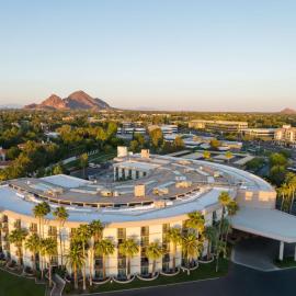 Embassy Suites by Hilton Phoenix Biltmore, hotelli kohteessa Phoenix
