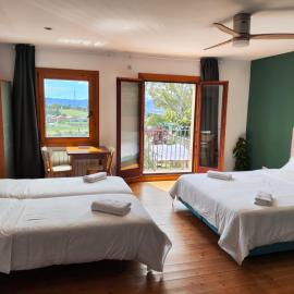 L'Olivera Casa Rural, hotel in Castellbisbal