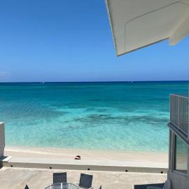 Enjoy Sunsets at Fully Equipped Condo at the Beach, ξενοδοχείο στη Τζωρτζ Τάουν