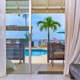 Tropical Sunset Beach Apartment Hotel, hotel en Saint James