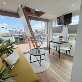 Tiny lake houses near the beach and centre by Weltevreden Experience, hotel in Zeewolde
