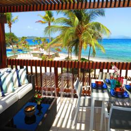Luxury Beachfront King Suite on Sapphire Beach II, hotel u gradu 'East End'
