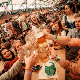 Munich Oktoberfest ESN Campsite with Breakfast!, hotel en Múnich