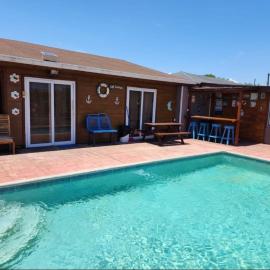 Corrales House, hotel a Tela