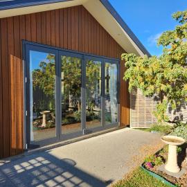 Equestrian View - Gorgeous Cozy Bungalow Shotover, hotell i Queenstown