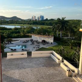 Emerald Upscale Studio in Maho-Walking distance to beach, hotel sa Maho Reef