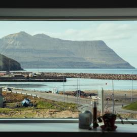 Nyrenoveret, moderne,hyggeligt hus, hotel in Leirvík