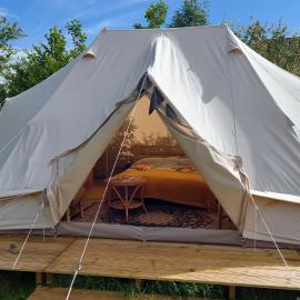 Bell tent Glamping Essenhof, hotel Aagtekerkében