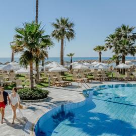 Golden Bay Beach Hotel, hotel v Larnake