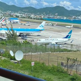 Modern Ocean and airport view condo in Maho, pool, gym, walk to Maho Beach,Mullet Bay, dinning, night life, hotel em Maho Reef