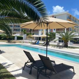 Modern Ocean and airport view condo in Maho, pool, gym, walk to Maho Beach,Mullet Bay, dinning, night life, hotel di Maho Reef