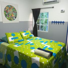 Hotelito La Aventura, AC private WC rooms near the old town, no tax, hotel a Cartagena de Indias