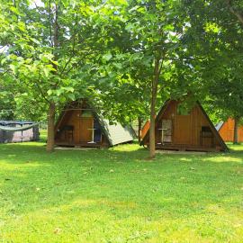 GLAMPING HIŠKe PETRIN, hotel en Tolmin