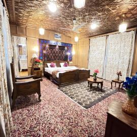Floating Shanghai Group Of Houseboats