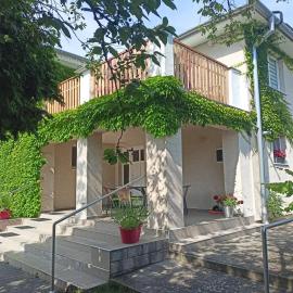Dom v Záhrade, hotel in Podhájska