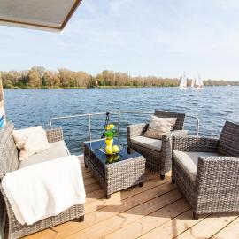 WOHLFÜHLBOOT Hausboot - Festlieger im Hafen Bad Saarow - WC an Bord, Dusche an Land、バート・ザーローのホテル