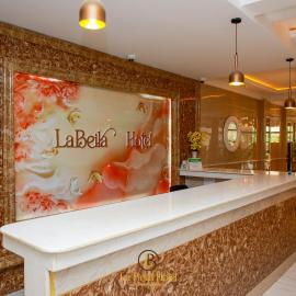 LA BEILA HOTEL MERU, hotel din Meru
