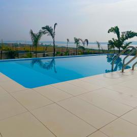 Infinity Pool Villas, Entebbe airport shuttle, free parking large private pool Wifi 24 hr security, hotel in Entebbe
