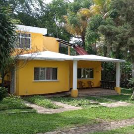Casa Verónica a 2 kilometros del IRTRA, hotel v mestu Retalhuleu