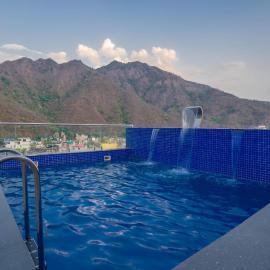 Perfectstayz Premium Laxmi Heritage with Rooftop Pool & Cafe, hotel en Rishikesh