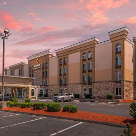 Comfort Inn & Suites East Hartford - Hartford، فندق في إيست هارتفورد