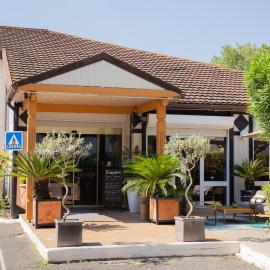 Brit Hotel Confort Nîmes Ouest - A9 sortie 25, ξενοδοχείο στη Νιμ