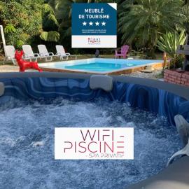 Suite Lagoon climatisée avec piscine, spa privatif, hotell i Rivière-Salée