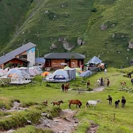 Zeta Camping -Chaukhi View Mountain Retreat, hotell i Jut'a