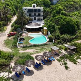 Manta Raya Hotel - right on the beach