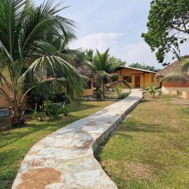 Uzoma's Lodge، فندق في Butre
