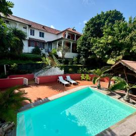 La Canopée Enchantée, chambres d'hôtes, piscine, proche aéroport, Gare maritime, hotel en Les Abymes