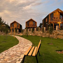 أكواخ الصنوبر, hotel en Sawda