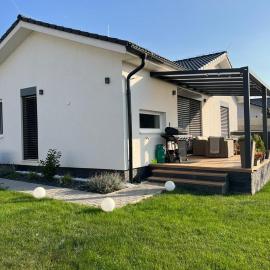Moderný štýlový domček s virivkou-jacuzzi, hotel v mestu Prievidza