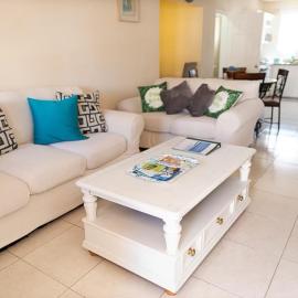 Seashades 2BR 1 full and 1 half bathrooms Condo with pool Close to beach Sleeps 4، فندق في كرايست تشيرش