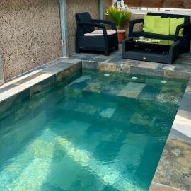 Villa Mayana Studios Business، فندق في دزاودزي