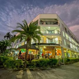 Ramada Suites By Wyndham Seafront Coral Coast, Hotel in Korotogo