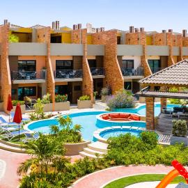 Bocobay Porta al Sole - Luxury Condos 5 min Walk to Ritz and Palm Beach, hotel din Palm-Eagle Beach