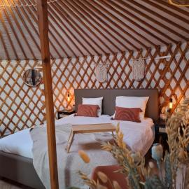 Yurt 2-4p，Ravels的飯店