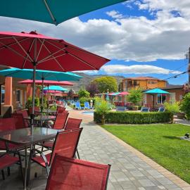 Sahara Courtyard Inn & Suites Osoyoos, hotel a Osoyoos